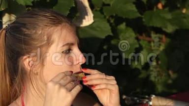 女孩在户外吃瓜